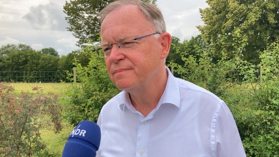 Niedersachsens Ministerpräsident Stephan Weil (SPD) in einem Interview © NDR 