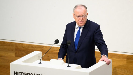 Stephan Weil (SPD), Ministerpräsident von Niedersachsen, hält im Landtag Niedersachsen eine Regierungserklärung. © Philip Dulian/dpa +++ dpa-Bildfunk +++ Foto: Philip Dulian