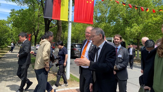 Weil besucht die chinesische Partnerprovinz Anhui, hier wird er über das Gelände der Universität Hefei geführt. Weil besucht die chinesische Partnerprovinz Anhui, hier wird er über das Gelände der Universität Hefei geführt. © NDR Foto: Torben Hildebrandt
