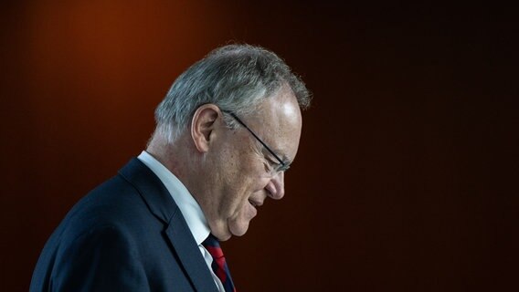 Der niedersächsische Ministerpräsident Stephan Weil schaut auf den Boden. © picture alliance/dpa Foto: Hannes P Albert