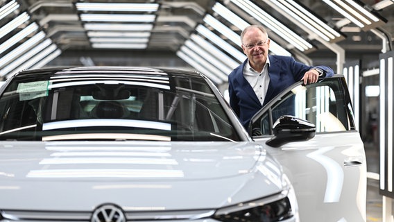 Stephan Weil (SPD), Ministerpräsident von Niedersachsen, steht während einer Werksführung im VW-Werk Emden, vor einem vollelektrischen Fahrzeug vom Typ Volkswagen ID.7. © picture alliance/dpa | Lars Penning 