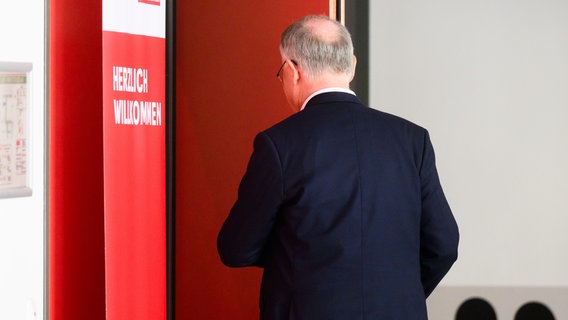 Ministerpräsident Stephan Weil (SPD) bei einer Klausurtagung der SPD Niedersachsen Anfang April 2025. © picture alliance/dpa Foto: Julian Stratenschulte