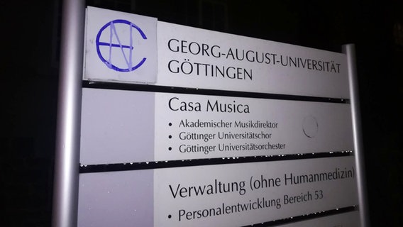 Auf ein Schild der Georg-August-Universität in Göttingen sind die Initialen EN (Emmy Noether) gemalt. © Linksjugend Göttingen 