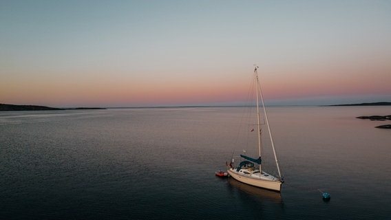Ein Segelboot liegt auf dem Wasser. © www.annaundmalin.de 