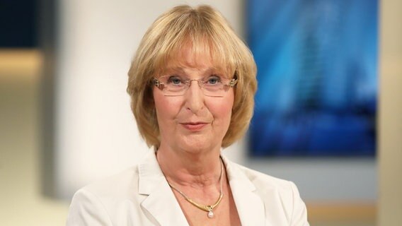 Dr. med. Martina Wenker, Präsidentin der Ärztekammer Niedersachsen, in der ARD-Talkshow ANNE WILL. Dr. med. Martina Wenker, Präsidentin der Ärztekammer Niedersachsen, in der ARD-Talkshow ANNE WILL. © picture alliance/Eventpress Foto: Eventpress Stauffenberg
