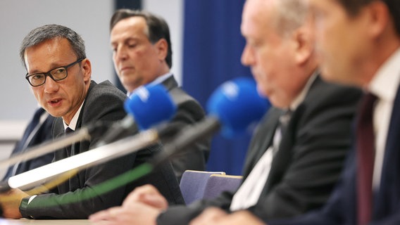 Falk Schnabel, Polizeipräsident von Köln, spricht auf einer Pressekonferenz. © dpa-Bildfunk Foto: Oliver Berg