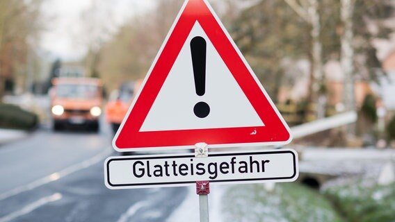 Ein Schild warnt vor Glatteis. © dpa-Bildfunk Foto: Julian Stratenschulte