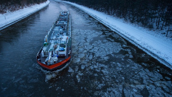 Ein Schiff fährt über den vereisten Elbe-Seitenkanal. © dpa-Bildfunk Foto: Philipp Schulze