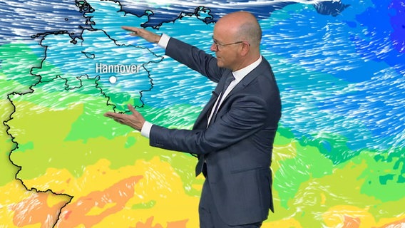 Karsten Schwanke moderiert den Wetterbericht. © NDR 