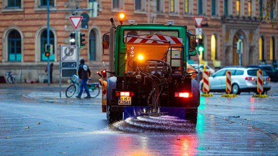 Das Bild zeigt ein Streusalz-Fahrzeug in Hannover. © dpa-Bildfunk Foto: Moritz Frankenberg