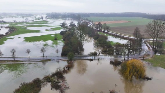 Regenfälle führen in Niedersachsen erneut zu erhöhten Pegelständen und Überschwemmungen. © NDR 