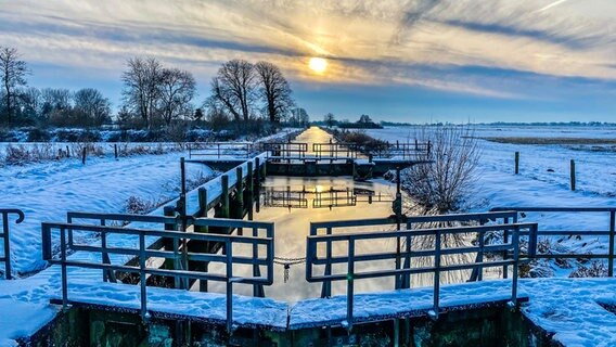 Der Großefehnkanal mit seinen Schleusen im Landkreis Aurich im Winter. © NDR Foto: Gerrit Denekas