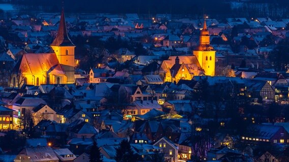 Zwei Kirchen sind in Melle illuminiert. © NDR Foto: Sebastian Olschweski