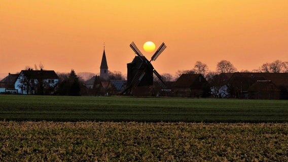 Eine Mühle steht im Panorama eines Sonnenuntergangs. © NDR Foto: Christian Meyer