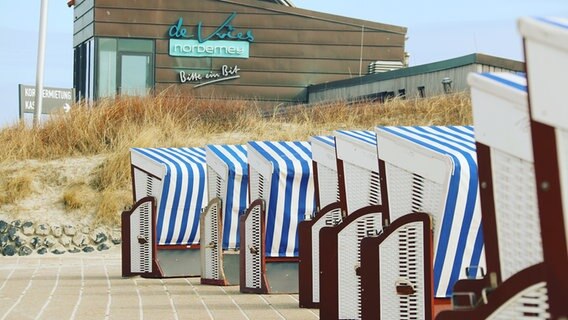 Strandkörbe stehen an der Strandpromenade auf Norderney. © NDR Foto: Eilbertus Stürenburg