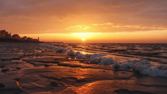 Sonnenaufgang am Südstrand mit Blick auf die Promenade in Wilhelmshaven. © NDR Foto: Anke Diehnelt