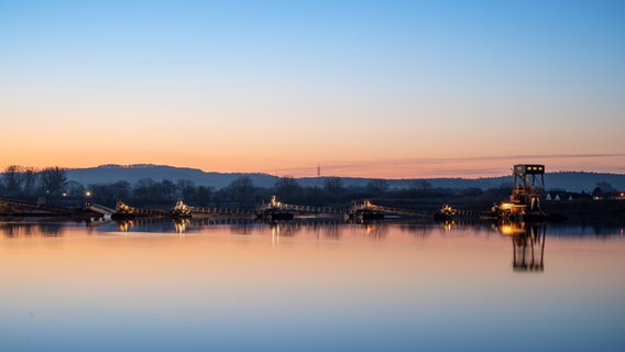 Die Sonne geht an einem Baggersee bei Tündern auf. © NDR Foto: Walter Rau