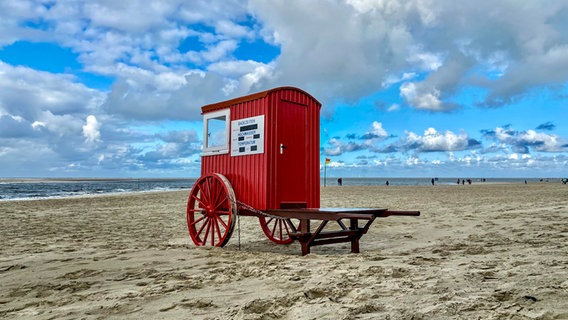 Ein mobiles Strandhäuschen steht am Strand von Borkum. © NDR Foto: Gerrit Denekas