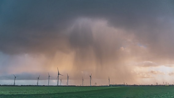 Ein Wolkenbruch bei Emden. © NDR Foto: Farina Rengers