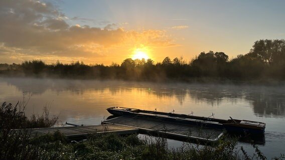 Die Sonne geht an der Weser bei Rinteln auf. © NDR Foto: Cornelia Dettmer