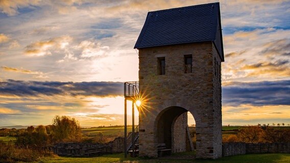 Das Licht der untergehende Sonne bricht sich an der Kante des Westturms der ehemaligen Burganlage der Königspfalz Werla, südlich von Wolfenbüttel. © NDR Foto: Ekkehard Schulz