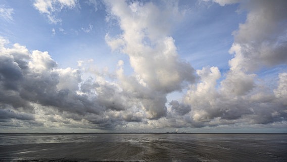 Wolken ziehen bei Niedrigwasser über die Nordseeküste. © NDR Foto: Lorenz Wodzinski