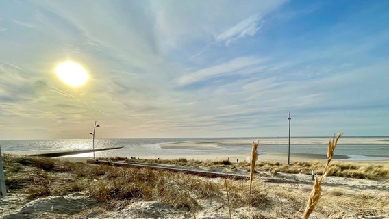 Blick von der Borkumer Strandpromenade auf die Seehundsbank. © NDR Foto: Ramona Hermes