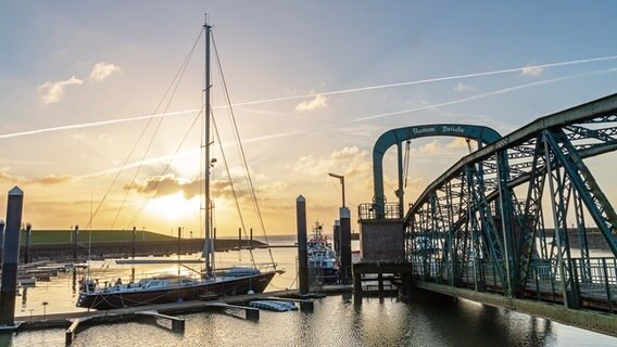 Die Sonne geht am Morgen über dem Nassauhafen in Wilhelmshaven auf. © NDR Foto: Sven Weyerts