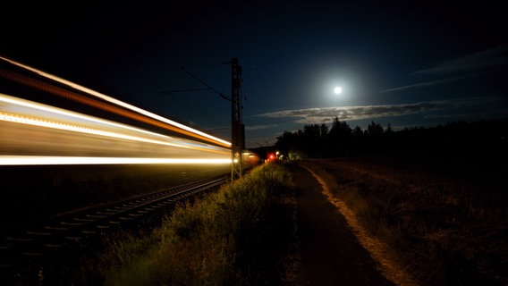 Das Bild zeigt die S-Bahn nahe Barsinghausen in einer Langzeitbelichtung. © NDR Foto: Dieter Ludewig