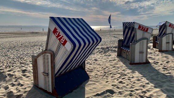 Strandkörbe stehen am Strand von Norderney. © NDR Foto: Gunda Dammeyer