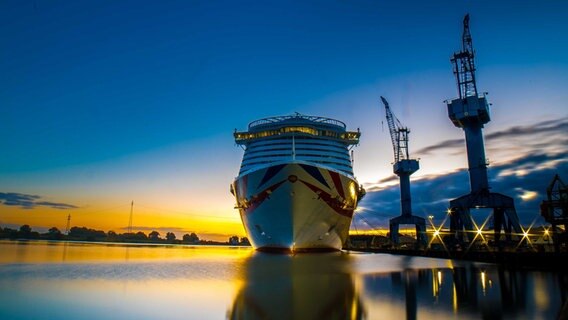 Am frühen Morgen am Werfthafen in Papenburg. © NDR Foto: Heiner Lohmann