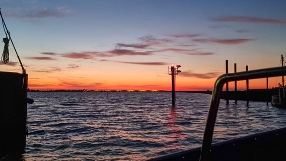 Morgenrot ist am Himmel hinter dem Emssperrwerk zu sehen. © NDR Foto: Imke Bültjer