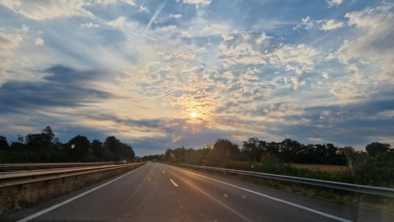 Sonnenaufgang auf der Fahrt nach Hannover. © NDR Foto: Karin Meyer-Winkelhake