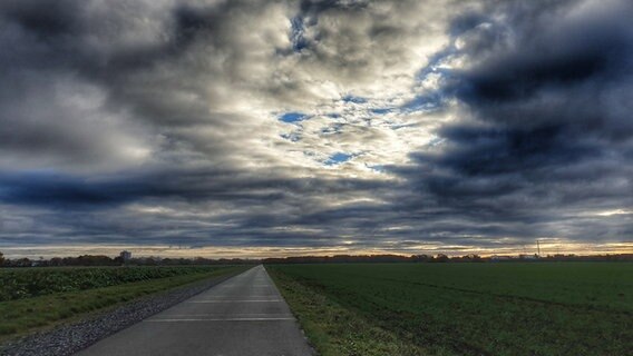 Eine Wolkenlücke in der Leinemasch in Garbsen bei Hannover. © NDR Foto: Manfred Herrmann