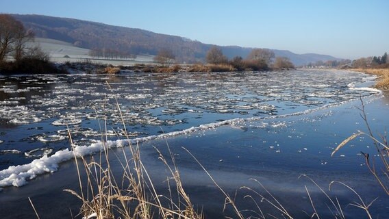 Eisschollen schwimmen auf der Weser. © NDR Foto: Cornelia Lück