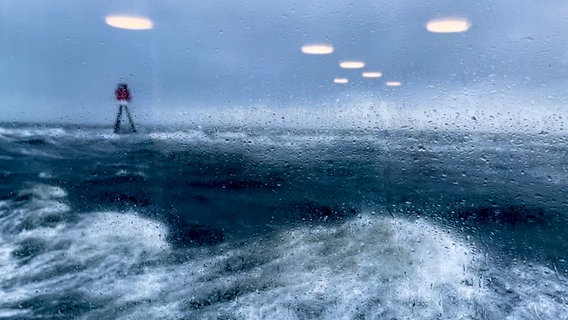 Blick auf das stürmische Meer vor Borkum. © NDR Foto: Lübbo Boers