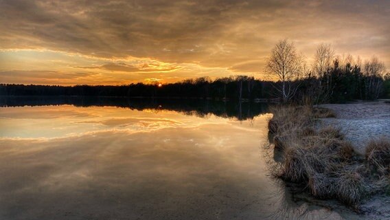 Ein Sonnenuntergang am See in Husum bei Nienburg . © NDR Foto: Petra Grossmann