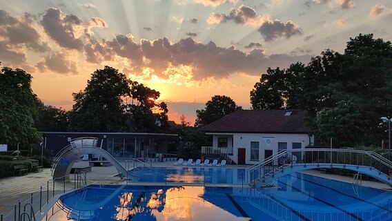 Blick auf das Freibad in Burgdorf am frühen Morgen. © NDR Foto: Sandra Kortstiege