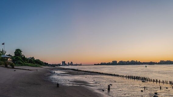 Blick auf den Weserstrand bei Brake Unterweser. © NDR Foto: Uwe Peglau