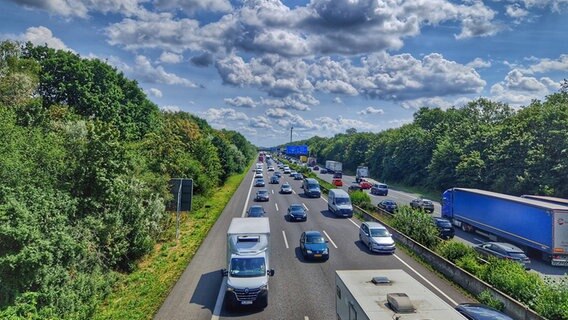 Stau auf der A2 bei Garbsen bei schönem Sommerwetter © NDR Foto: Manfred Herrmann