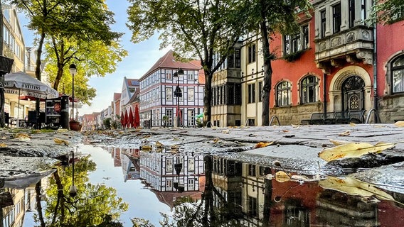 Eine große Pfütze in der Langen Straße Nienburg. © NDR Foto: Tanja Scheer