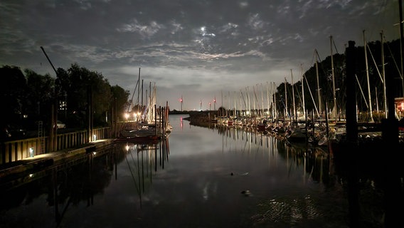 Boote liegen bei Mondschein im Hafen von Jemgum. © NDR Foto: Ricardo Mertsch