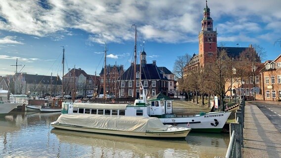 Boote liegen im Hafen von Leer. © NDR Foto: Gunda Dammeyer