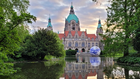 Die Kunstinstallation "Floating Earth" ist vor dem Neuen Rathaus in Hannover zu sehen. © NDR Foto: Annette Bock-Gropengießer