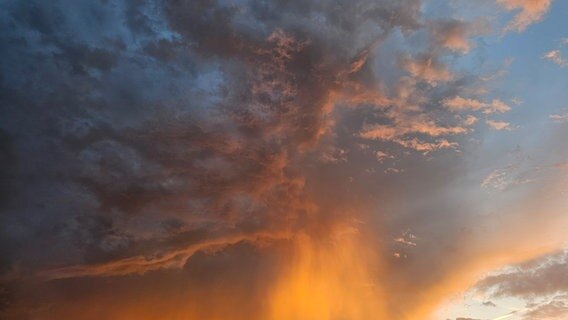 Dichte Wolken sind am Himmel über Buxtehude zu sehen. © NDR Foto: Steffen Wellbrock