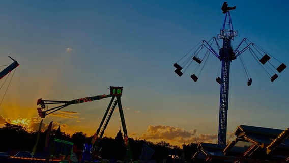 Die Sonne geht hinter dem Goslaer Volks- und Schützenfest unter. © NDR Foto: Thorsten Eilers