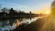 Die Sonne geht über dem Mittellandkanal in Hannover auf. © NDR Foto: Michael Busch