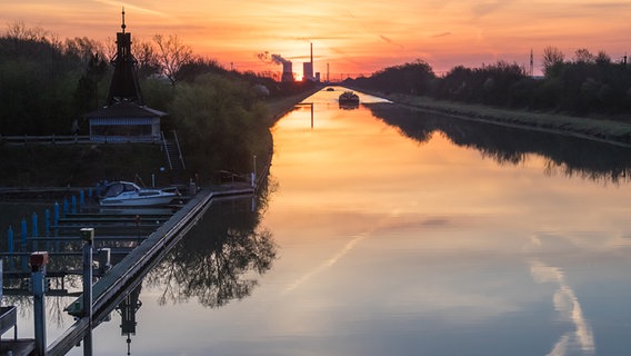 Die Sonne geht über dem Mittellandkanal in Sehnde auf. © NDR Foto: Uwe Rohne