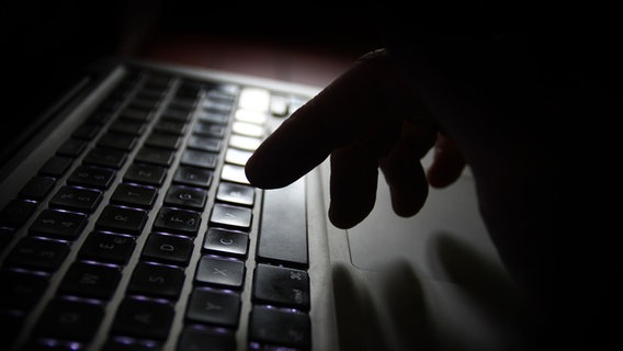 Ein Mann arbeitet an der Tastatur eines Laptops. © picture alliance/dpa | Karl-Josef Hildenbrand Foto: Karl-Josef Hildenbrand