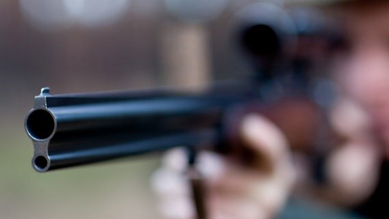 Ein Mann zielt mit seinem Jagdgewehr. © picture alliance/dpa/dpa-Zentralbild | Patrick Pleul Foto: Patrick Pleul